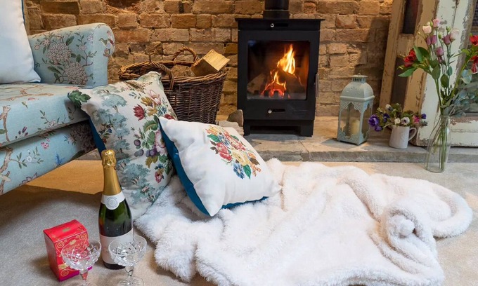 Wedmore Cottage | Pass the Keys | Goose Feather Barn, Wedmore luxury cottage for two