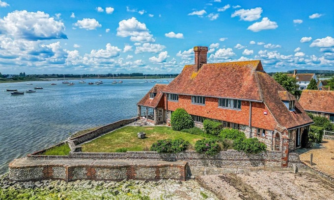 Bosham House | Pass the Keys | Historic Waterfront Home in Bosham
