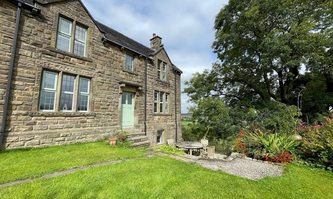 Longnor House | Pass the Keys | Idyllic Historical Country Retreat in Elkstone