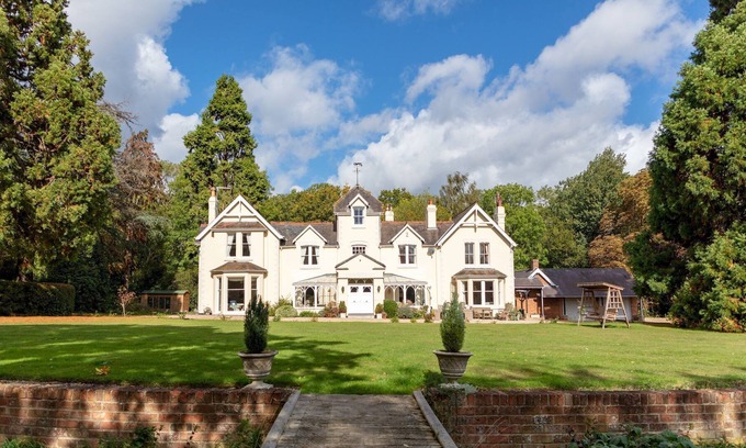 Norton Disney House | Pass the Keys | Idyllic Countryside Retreat
