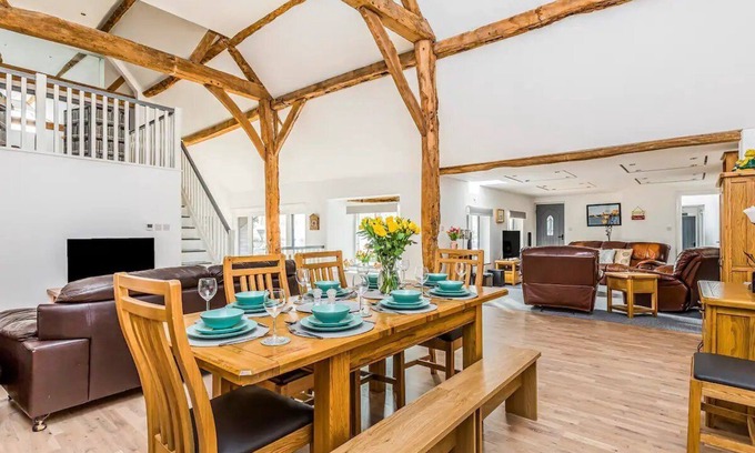 Funtington House | Pass the Keys | Large Thatched Barn near Bosham