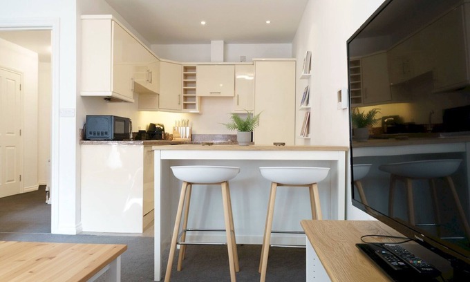 Cathedral Quarter Apartment | Pass the Keys | Luxury 2BR W/Balcony | Cathedral Qtr. | Parking!