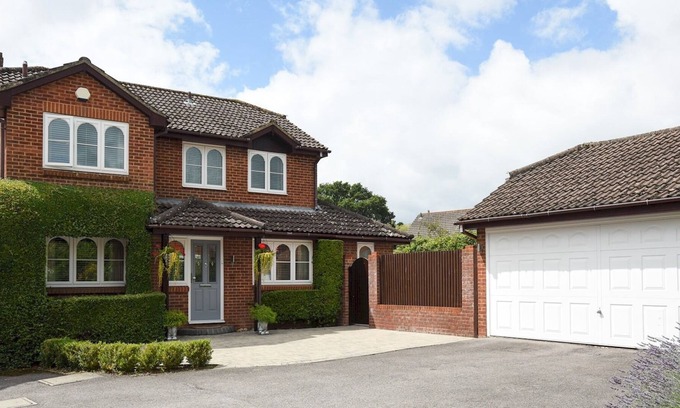 Wickham House | Pass the Keys | New Beautiful Meon Valley Family Home Sleeps6