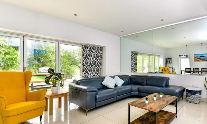Nantgarw House | Pass the Keys | Spacious 5 bedroom home in beautiful location
