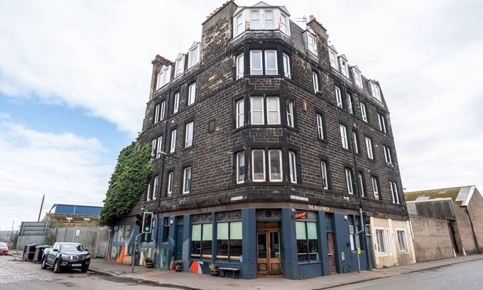 Leith Apartment | Pass the Keys | Trendy Historic flat sleeps 4 to 6 near Leith Shore