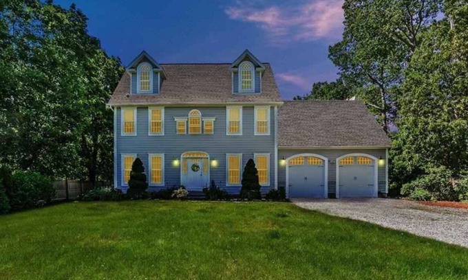 Westbrook Center House | Patchogue River Retreat, 8 minute walk to West Beach