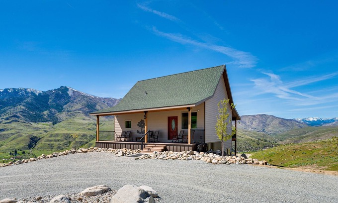 Pateros House | Pateros Home w/Deck, 7 Mi to Alta Lake Park!