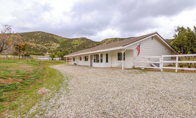 Agua Dulce House | Patio, Fire Pit & Hillside Views: Agua Dulce Home
