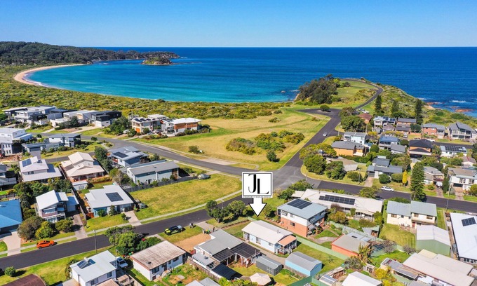 Tomakin House | Pat’s Place | Flat Walk to Barlings Beach, WiFi