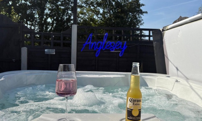 Brynsiencyn Cottage | Pauls Place – Cosy Cottage with Hot Tub