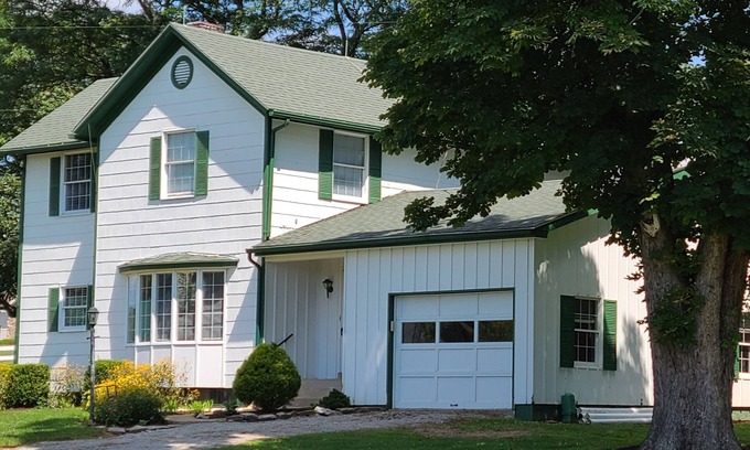 Bovard House | Peaceful 3-Bedroom Country Farmhouse Situated on 125 Acre Horse Farm