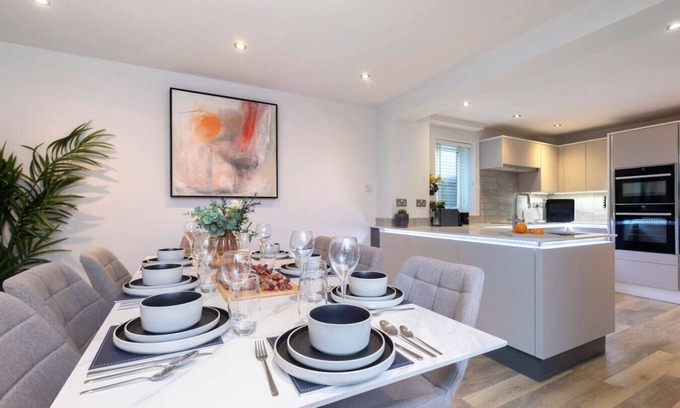 Cheltenham House | Peaceful 5-Bed Detached Home