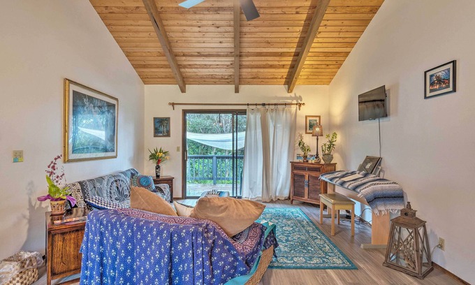 Naalehu House | Peaceful Abode w/Deck, 13 Mi to Black Sand Beach!