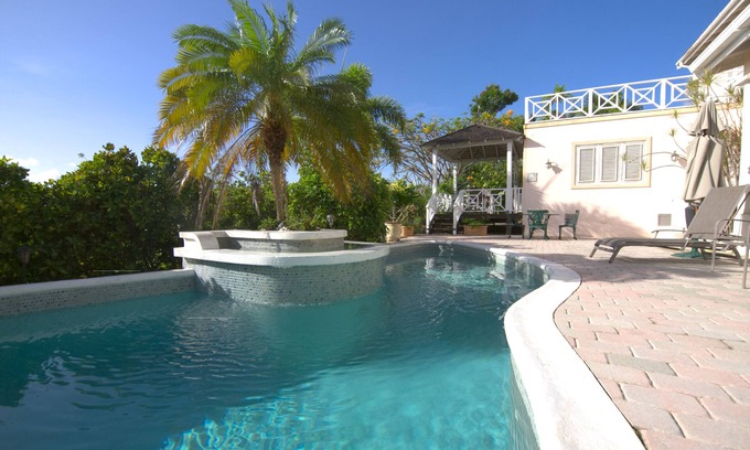 Holder's Hill Apartment | Peaceful apt - pool & gazebo & sea views 5 mins to beach !