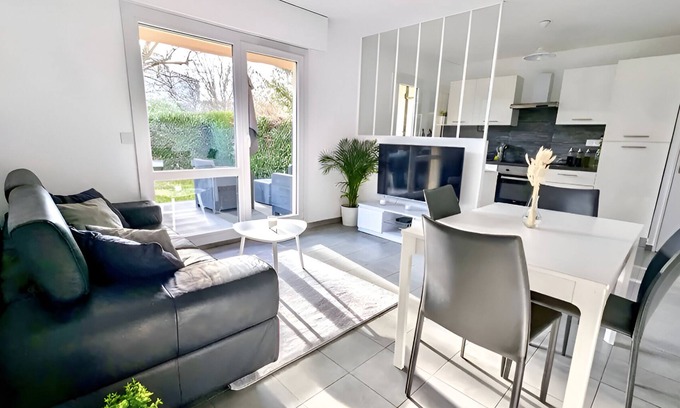 Ferney-Voltaire Apartment | Peaceful apt. w.garden close to Geneva/Swiss border. Ideal for UN/CERN families.