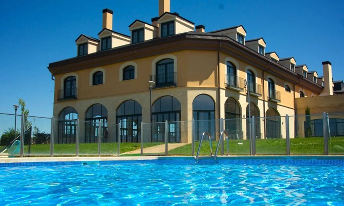 Cebreros House | Peaceful Ávila Stay – Sophisticated Country Charm with On-Site Dining