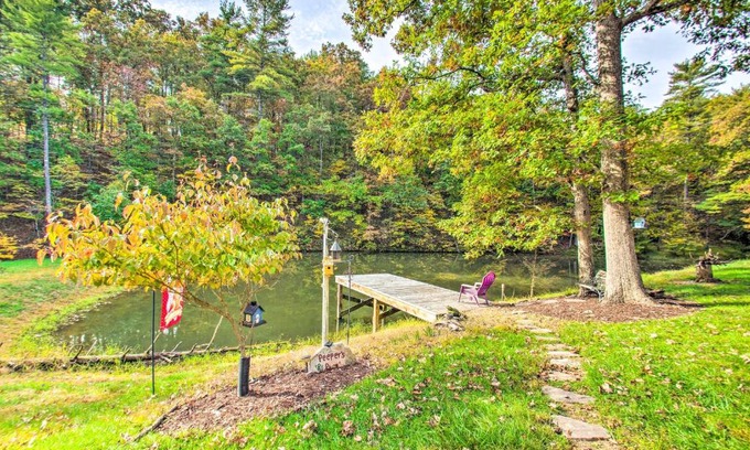 Broadway House | Peaceful Broadway Cottage on the Pond!