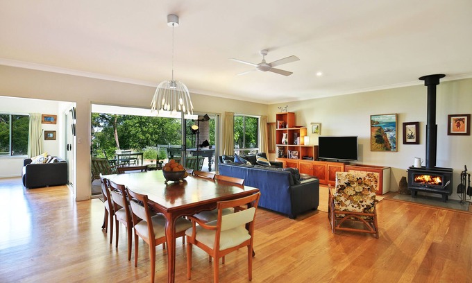 Coledale House | Peaceful Bush Setting minutes from beach.