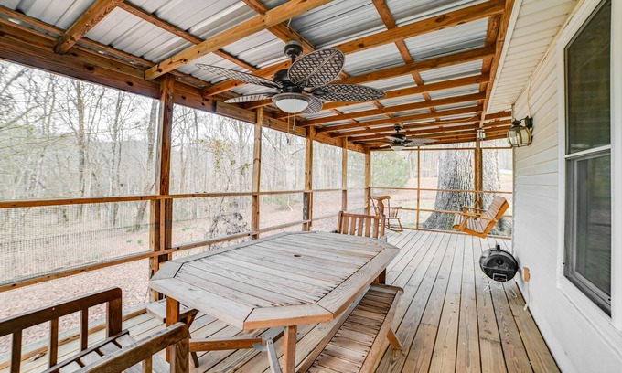 McKinnon Cottage | Peaceful Cottage w/Yard: 2 Mi to Kentucky Lake!
