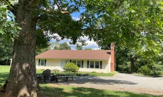 Callands-Gretna House | Peaceful, Country, Pet Friendly Getaway - Minutes from Smith Mountain Lake Dam