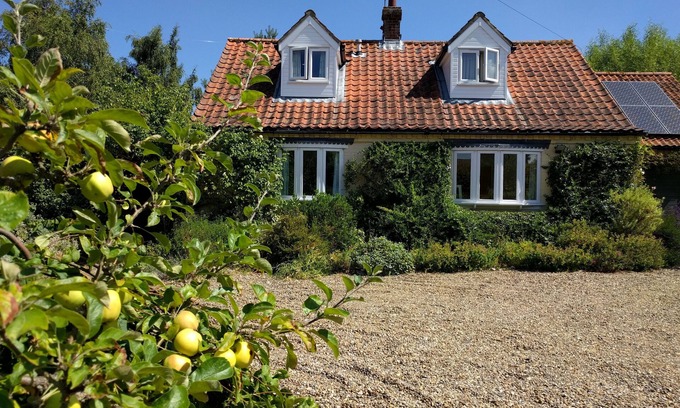 Cley next the Sea Cottage | Peaceful Detached Cottage 15 Minute Walk to Sea