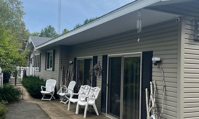 New Lisbon House | PEACEFUL GATAWAY NEAR CASTLE ROCK LAKE
