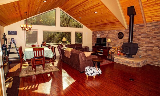 Groom Creek House | *Peaceful getaway *Close to Goldwater Lake *Cabin