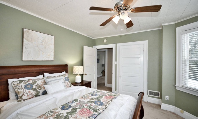 Bellevue Apartment | Peaceful Getaway in a Quiet Walking Neighborhood
