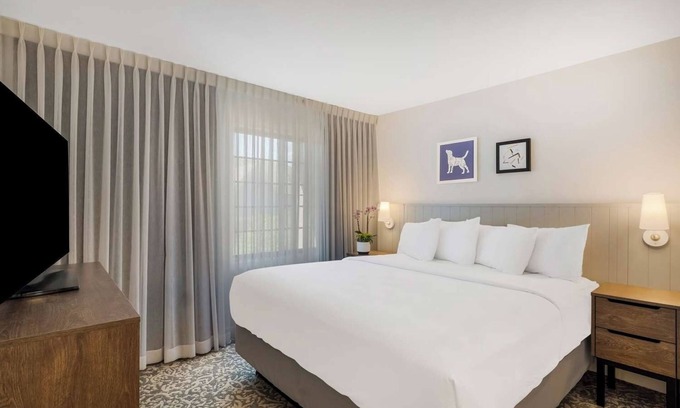 Lone Tree Hotel | Peaceful Getaway with Ample Space and Living Area | 2 Family Ready Suites