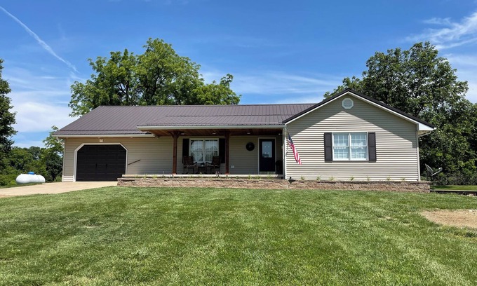 Santa Fe House | Peaceful home away from home close to Mark Twain Lake