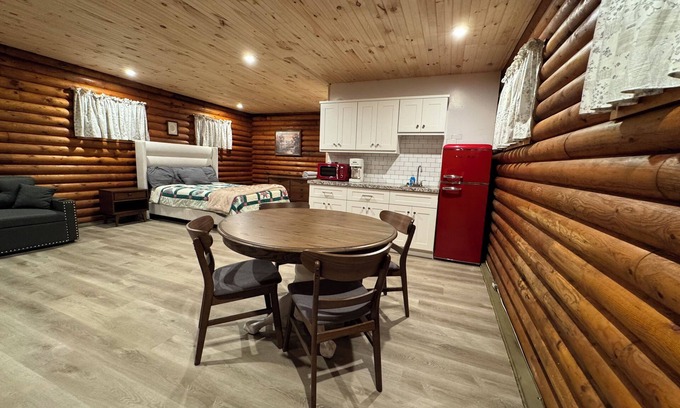 Cambridge Cabin | Peaceful log cabin on a back gravel road with private deck and amenities of home