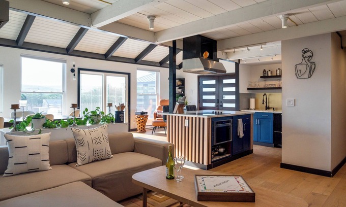 Henryville House | Peaceful Mtn Escape w/Views + Hot Tub -30+ Days