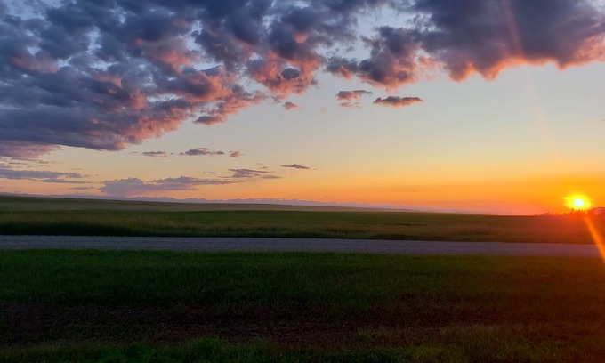 Vulcan County House | Peaceful No Haul Trailer Vacation with Rockies View