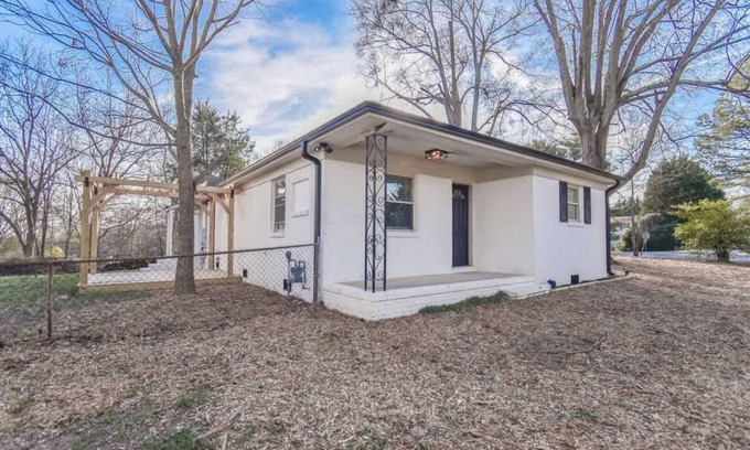 North Belmont House | Peaceful Ranch - Charming 4-bedroom house with stylish accents in lovely Belmont