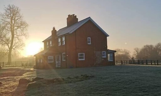 Horncastle House | Peaceful South Cottage, Bainvalley Cottages