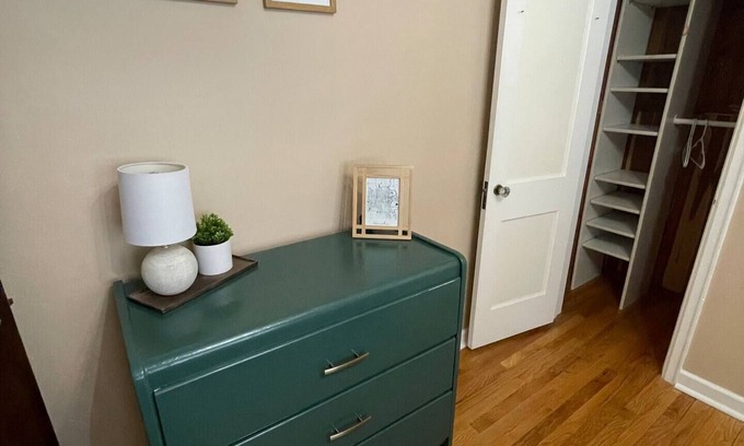 Omaha House | Peaceful & Stylish 2 bedroom Beauty-Entire Home