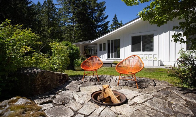 Woodfibre House | Peaceful/stylish 4 bdrm, 2 bath. Hot tub and massage chair, 35 min to Whistler.