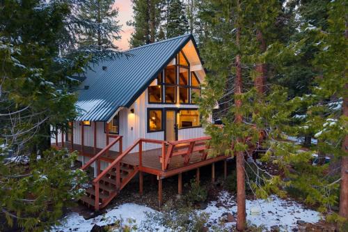 Carnelian Bay House | Peaceful Tahoe Retreat 5mins to Lake Cozy Modern Cabin