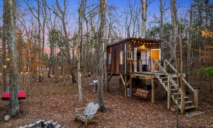 Mount Juliet Cabin | Peaceful Treehouse | Firepit + Grill*Pet Friendly!