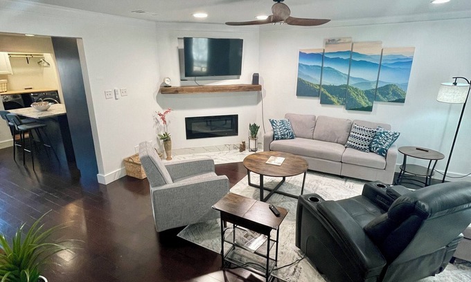 Springlake House | Peaceful Updated 2 bedroom townhome in Shreveport.