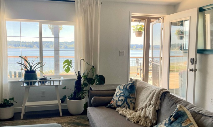 Silverdale House | Peaceful waterfront 2-bed bungalow with huge deck, amazing views