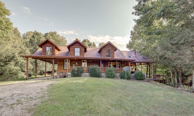 Whitley City House | Peaceful Whitley City Cabin on 10 Wooded Acres!
