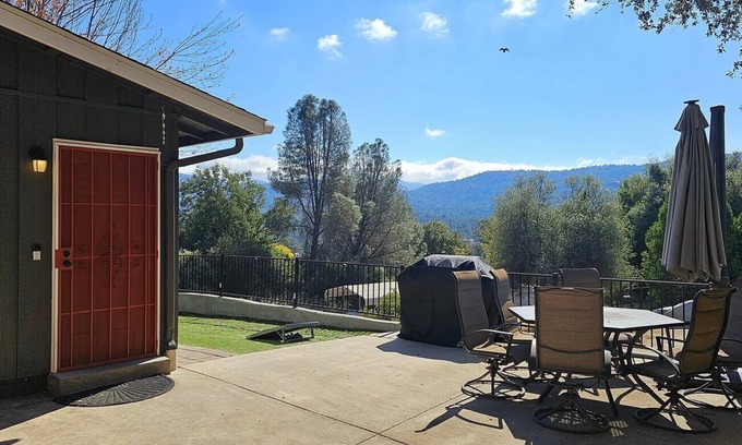 Oakhurst House | Peaceful Yosemite Retreat-King Suite-Pet Friendly