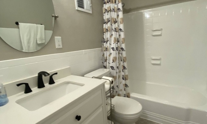 Peachtree City House | Peachtree City Ranch with full basement mother-in-law apartment.nn