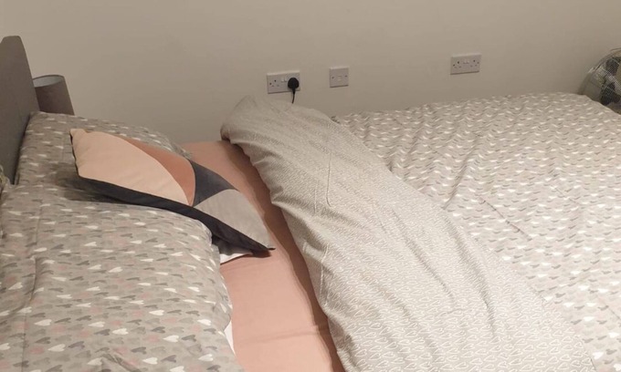 South Hornchurch Apartment | Peak Serene Spacious 2-Bedroom close to Amenities and free parking