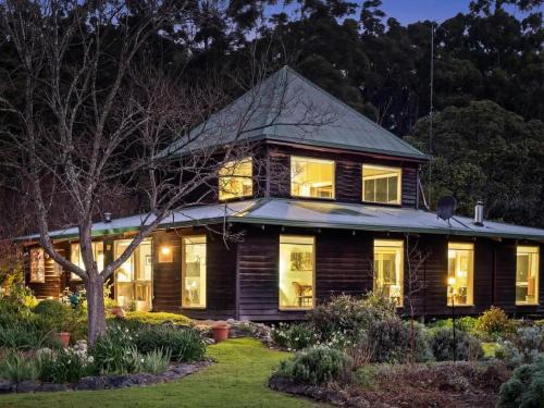 Pemberton House | Pemberton Forest View Retreat