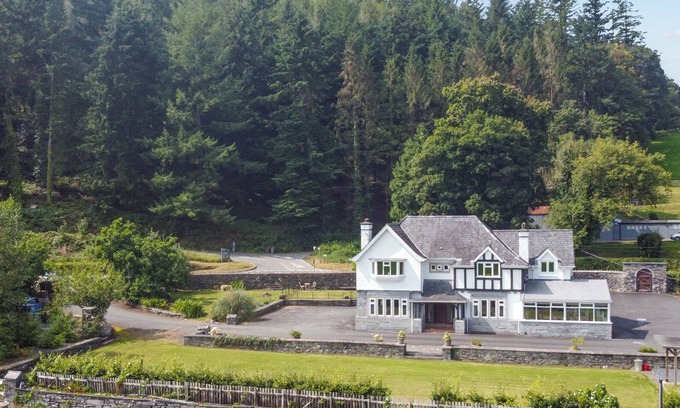 Llanrwst Cottage | PENGWERN, pet friendly, with hot tub in Llanrwst