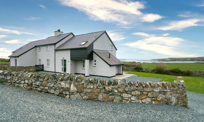 Ty Croes Cottage | Penrhyn Isa Un - an on the beach that sleeps 6 guests in 3 bedrooms