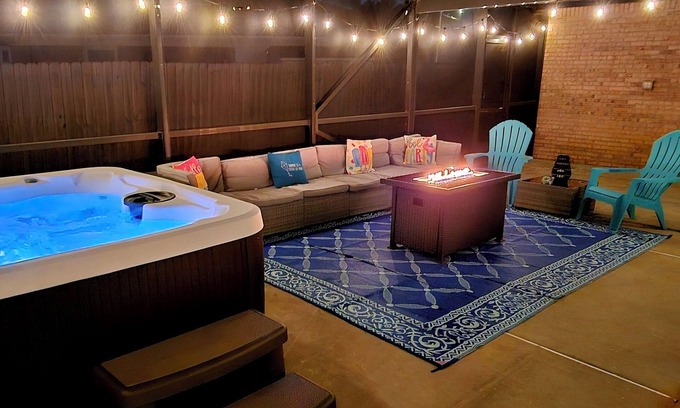 West Pensacola House | Pensacola Pool Home*NEW HOTTUB*Game Room*Fire Pit*Central Location