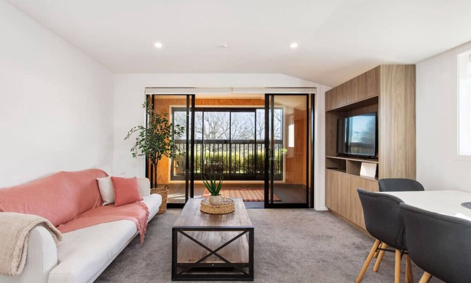 Addington Apartment | Penthouse Apartment Scenic Views-Spacious 2br